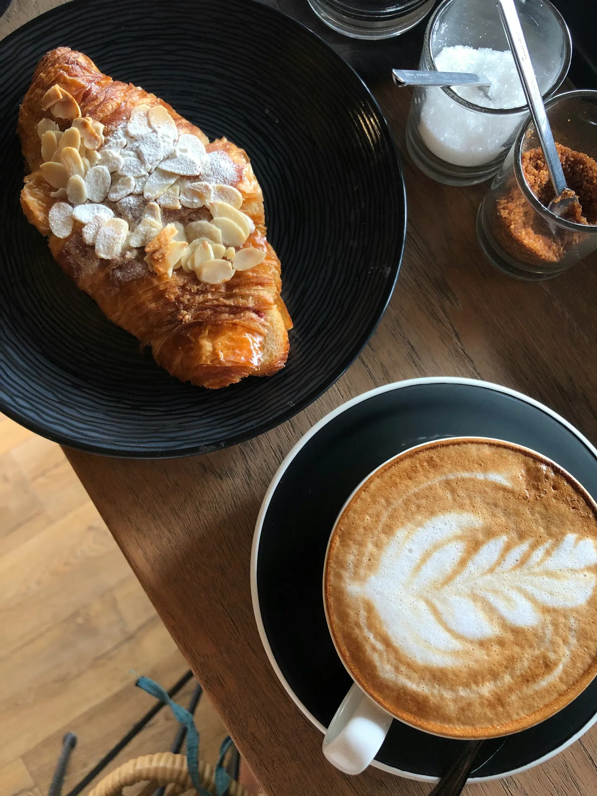 Croissant de almendras con cappuccino latte art
