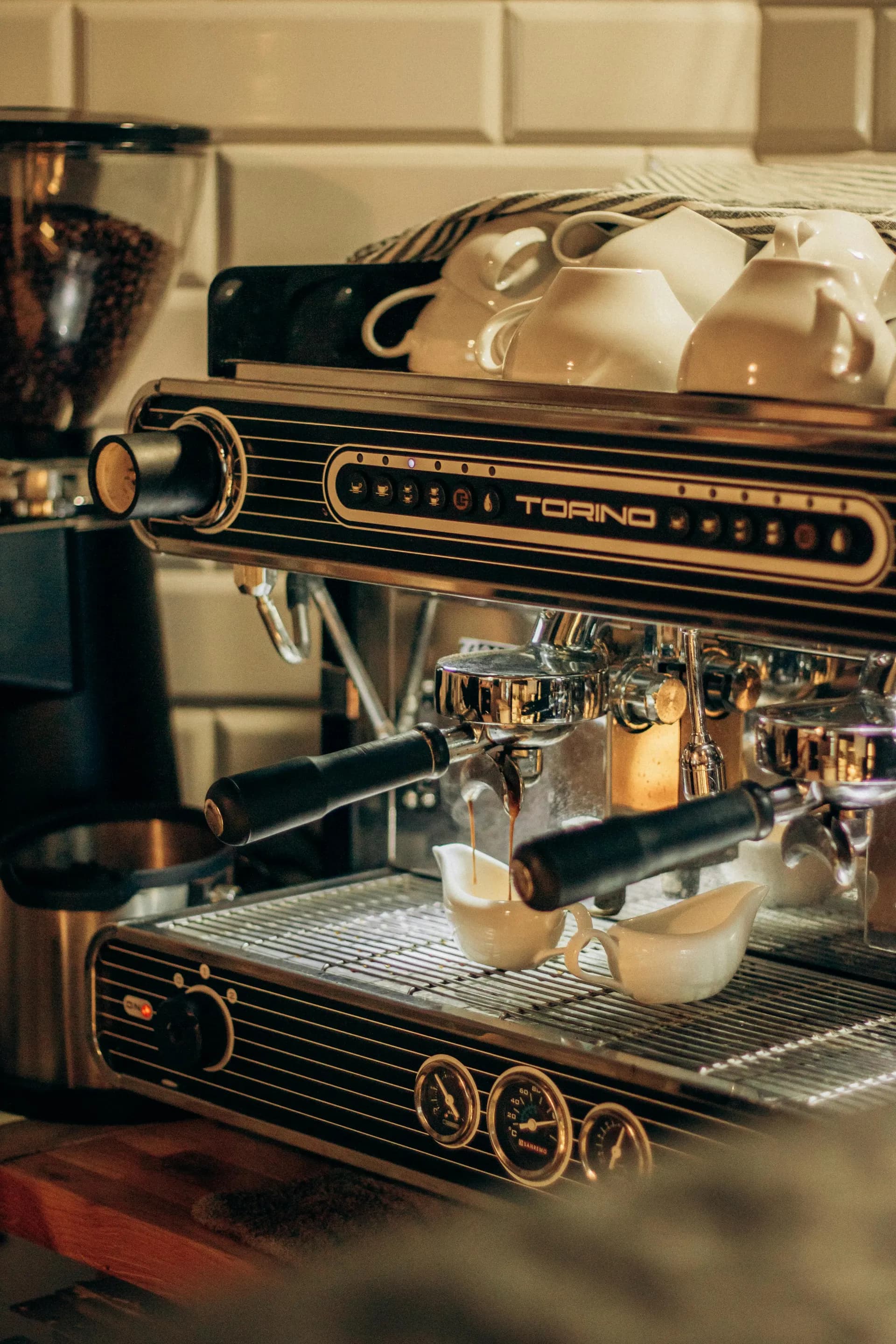 Máquina de espresso profesional en Slow Pour Café