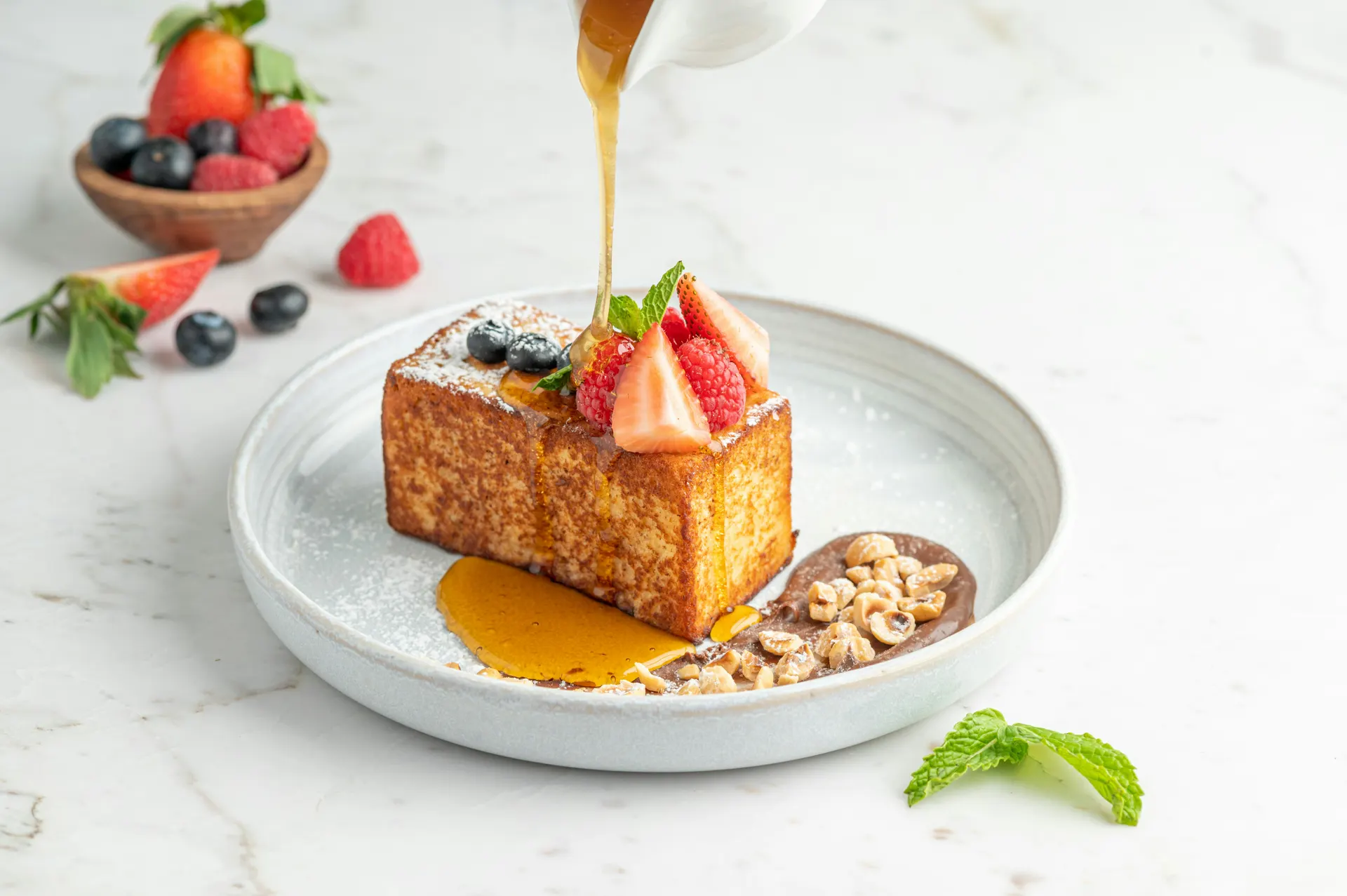 French toast con frutas frescas y caramelo
