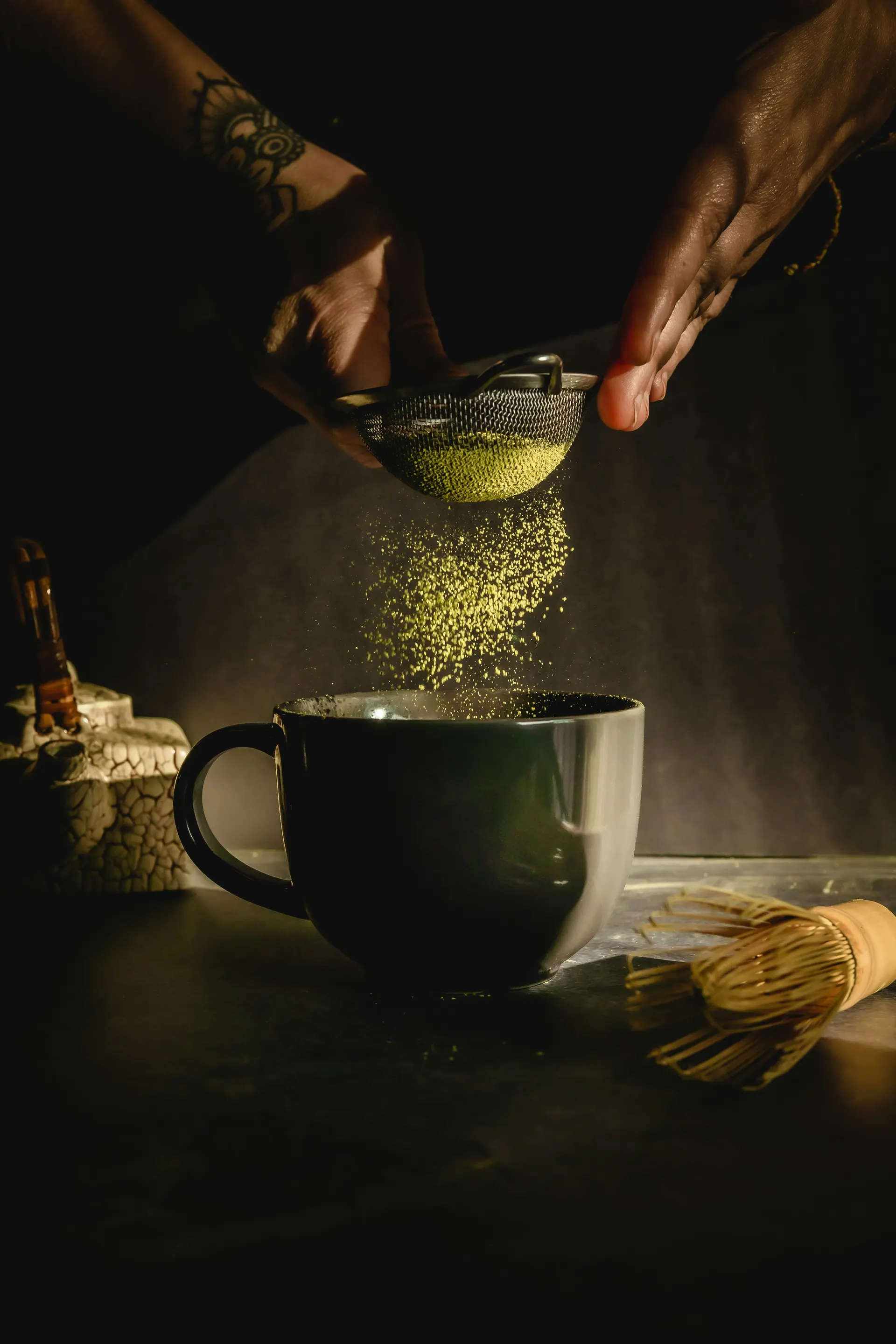 Preparación artesanal de matcha con colador